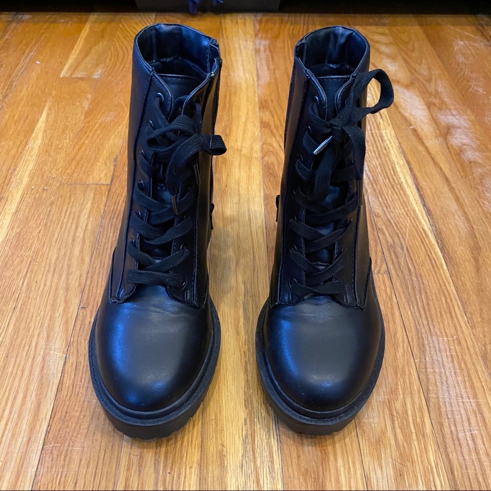 Target universal thread black combat boots